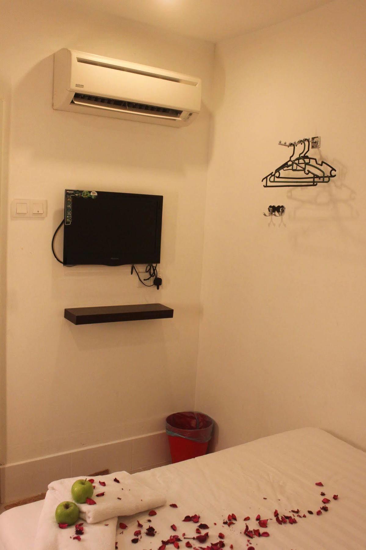Apple 1 Hotel Budget Гелугор Екстериор снимка